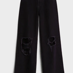 Ett par Svarta Jeans med hål från Bershka🤩, storlek 34. - Dessa par jeans är verkligen sjukt fina men har inte kunnat använda de för de är för små, har egentligen storlek 36. Bilden är tagen på min lillasyster som har storlek 34. Köpte de för 400 och säljer för 150+ frakt, köparen står alltså för frakten. 