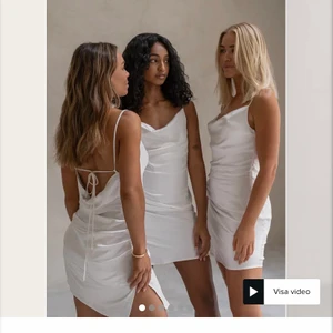 Intressekoll - Intressekoll på denna helt slutsålda klänning. Endast testad! Säljer bara om jag får något bra bud. Buda i kommentarerna!🥰 Eller köp direkt för 500+frakt💕