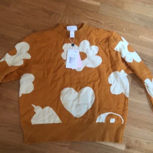 monki sweater - sweater från monki i nyskick med lapparna på o går ej o köpa längre!! nypris 249kr, mitt pris är med frakt inkluderat