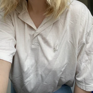 Piké  - Sjukt snygg tröja, dessvärre inte blivit använd på ett tag🤍 Färgen passar till mycket och storleken är väldigt bekväm🤍 Köparen står för frakt 🚚 