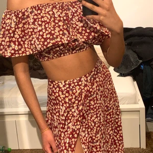 Somrigt set 🌺 - Maxikjol med slits på vänstra benet och en supersöt off shoulder blus med samma mönster 🌺