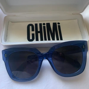 Chimi solglasögon  - Intressekoll på mina helt oanvända chimis 💕 super fina och passar till allt ny pris 1100kr,dom är helt SLUTSÅLDA på hemsidan💕 Modellen 008 i färgen acai ☺️ Buda privat!!