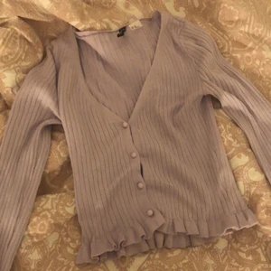 Lila tröja  - Fin tröja med öppning