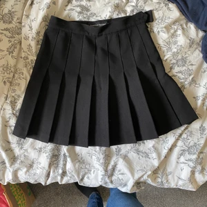 Tenniskjol - Kjol i storlek XS från American Apparel. Aldrig använd!! Inköpt för några år sedan. Helt felfri! Högmidjad.