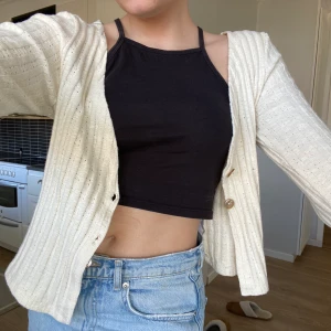 Vit kofta - Koftan är i storlek M och är tyvärr för stor för mig! Använt 3-5 ggr men ser ny ut! Skriv för fler bilder. Köparen står för frakt!