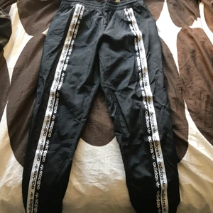 Adidas originals  - Skitsnygga byxor från Adidas originals! Använda vid 2 tillfällen!