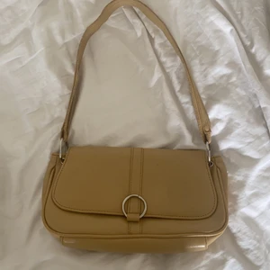 Väska - Axelväska i beige. Köpare står för frakt.