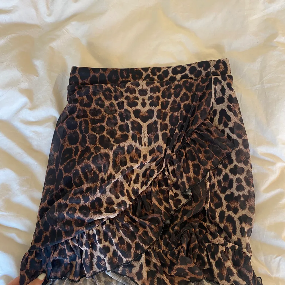 Leopard kjol i nyskick och kommer tyvärr aldrig till användning. Nypris ca 300kr, frakt tillkommer om man inte kan mötas upp i Växjö eller Emmaboda.. Kjolar.