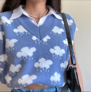 Väst med moln - Säljer denna supersnygga västen då den inte kommer till användning. Storlek S, men kan passade flesta. Super skönt och tjockt material. 200kr. Köparen betalar frakt.