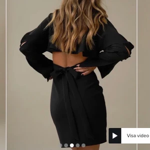 Klänning - Sjukt snygg svart klänning designad av Hanna Schönberg, helt slutsåld och aldrig använd med alla lappt kvar. En otrolig klänning som förtjänar att bli buren mer än vad den blir av mig! Sista bilden är min, hör av er vid frågor!