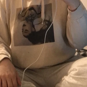 ariana grande hoodie - EJ ÄKTA!! Men väldigt skön men tyvärr för liten för mig där av säljer jag den, storlek: S