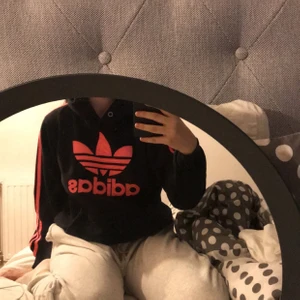 Adidas hoodie äkta - Äkta adidas hoodie, med rosa detaljer. Storlek: L 