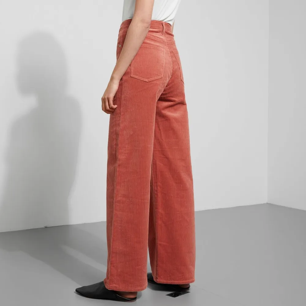 Drömmigaste rosa manchesterbyxorna från Weekday i modellen Ace. Säljes enbart pga för små. Kan byta mot ett par i 36 också! ☀️. Jeans & Byxor.