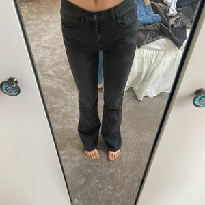 Bootcut jeans - Säljer dessa snygga bootcut jeans. Jättebekväma och snygg färg. Köparen betalar frakt. Skriv om ni är intresserade 