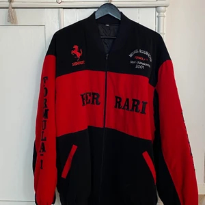 Michael Schumacher World Championship 2001 Ferrari F1 - En ball Formel 1 jacka från 2001. Helt ny inga märken eller fläckar. Sitter coolt oversized på mig som har L/XL.