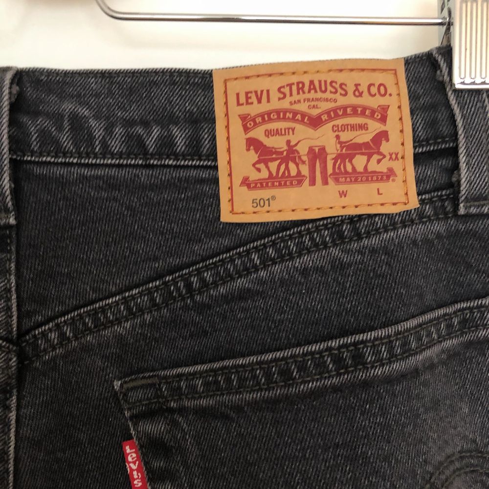 Jag säljer de här byxorna för de aldrig kommer till användning. De är oanvända och köptes för 800kr i en Lewis butik. De är sanna storleken och är i momfit, kan vara ankelkorta. Fraktas ändats och pris är diskuterbart. Jeans & Byxor.