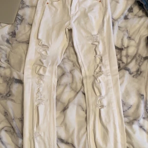Vita jeans  - Vita jeans från Gina tricot i storlek 24. Knappt använda. 