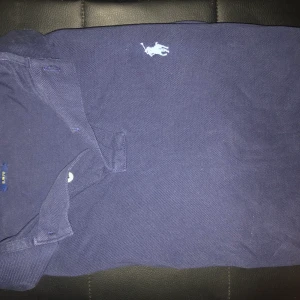 Ralph Lauren  - Säljer en navy blue Ralph lauren som endast är testad och tvättad. 