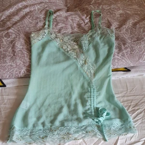 En lila klänning  - I mycket bra skick och bra till ssummer.Passar xs_ s