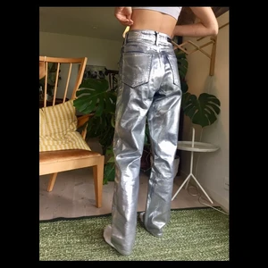 Silvriga Jeans  - Sjukt coola, silvriga jeans från ”icona pop x gina tricot”. Sparsamt använda, endast lite slitna i grenen, men inget som syns när man har på sig dem. Kan skicka bild privat. Säljer endast då de är lite stora för mig.