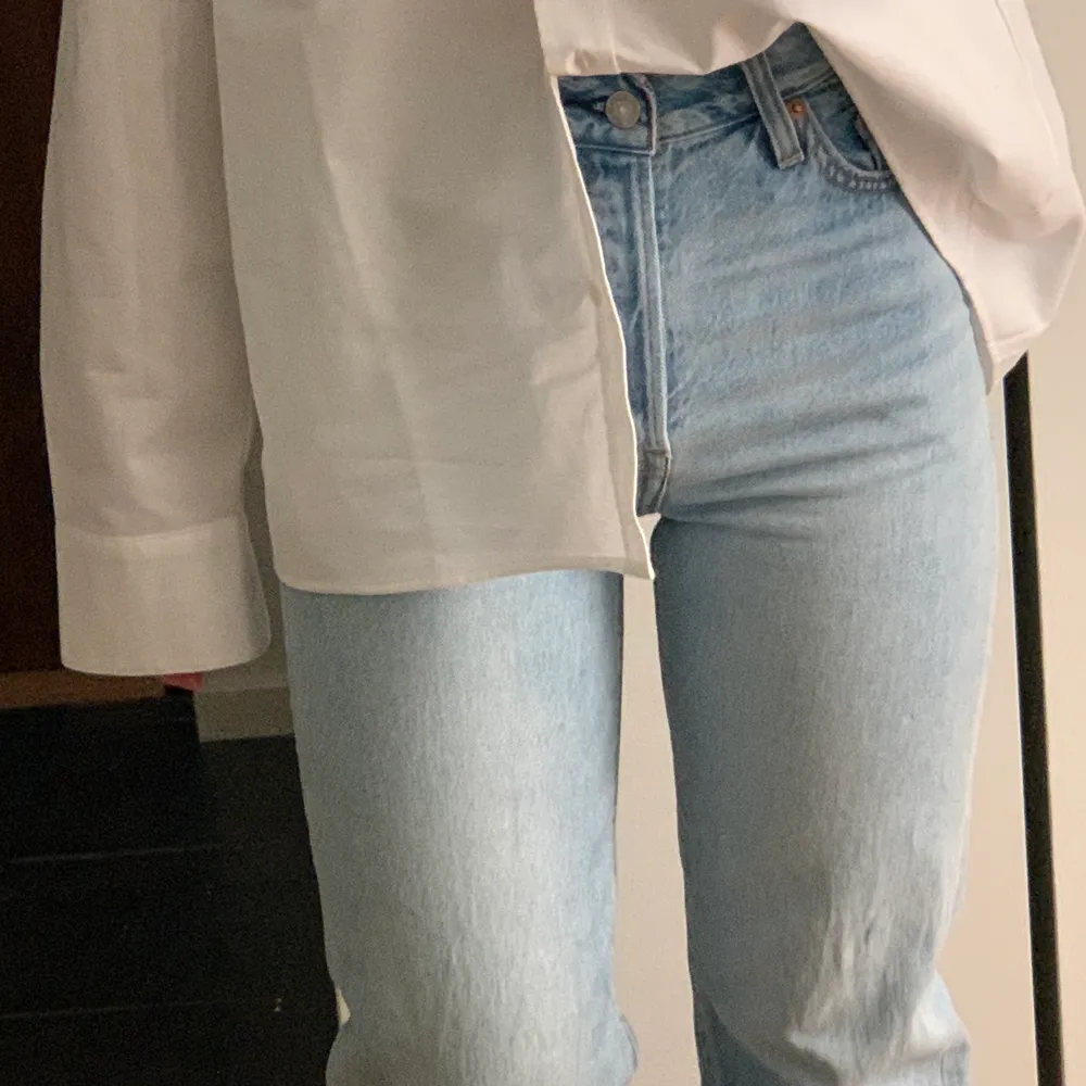 Ljusblå ribcage ankle jeans från Levis🌻 sitter tightare över rumpan och låren och sen är de raka💛                                                                 Midjemått: 31,5 cm (rakt över)                               Innerbenslängd: 73 cm.                                           All bud är exklusive frakten 📦. Jeans & Byxor.