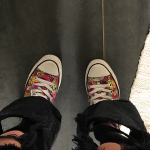 Converse - Snygga och unika converse som ingen annan har, strlk 38💚💖 Använda någon gång och säljer då converse blivit riktigt trendiga igen. Nyskick!! Kontakta mig vid intresse, fler bilder eller frågor. Startpris blir 150kr
