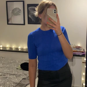 Blå tröja från Zara - Blå tröja från Zara med guldknappar i nacken, köpt i somras men kom inte till användning. Använd ca 3 gånger sedan inköpet 💙 Du står för frakten! 50kr + frakt eller eget bud