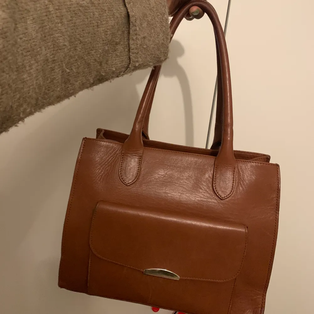 En fin liten brun handväska från Don Donna. De är lite sliten runt kanter men om man undrar för fler bilder är det bara att höra av sig :). Väskor.