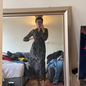 Svart klänning i storlek XS köpt för 650. - Jätte snygg klänning från vero Moda. Aldrig använd. Jätte skön tyg. Köparen står för frakt