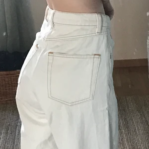 Beiga Monki jeans - Beiga croppade jeans från Monki🐵💞 Jättesnygga och av fin kvalitet.💜 