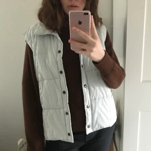 Beige väst - Beige/vit väst i m! Perfekt nu t våren, hör av er vid intresse🥰🥰