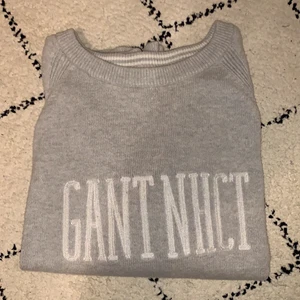 Gant (grå stickad)  - Grå stickad Gant tröja. Fortfarande bra skick. Storlek S men passar även XS. För mer information, kontakta mig :-) Frakt tillkommer  