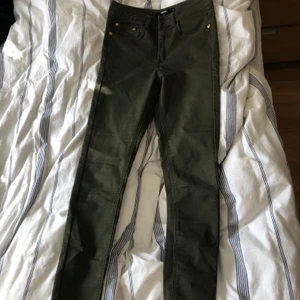 Mörkgröna jeans - Gröna byxor med guldiga knappar, hög midja