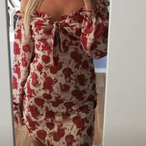 Blommig klänning stl 36 - Blommig off shoulder klänning, stl 36. Dragkedja ibak. Köpt från nelly.com. Endast använd 1 gång så i nyskick. 
