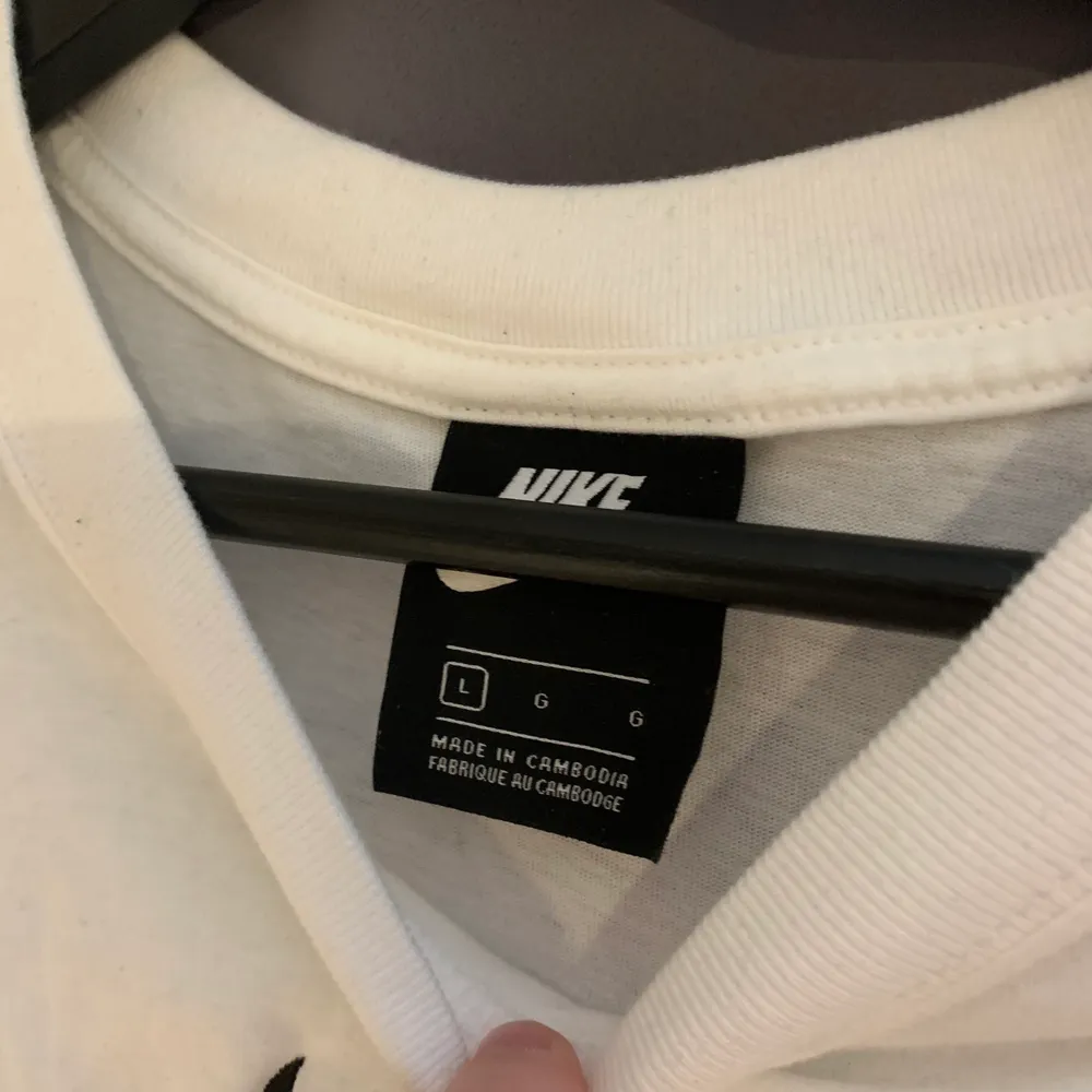 Säljer denna Nike T-shirten i storlek L🤍 aldrig använd, endast provad! Har för många, därför jag säljer☺️ säljer för 100kr + frakt🏜. T-shirts.