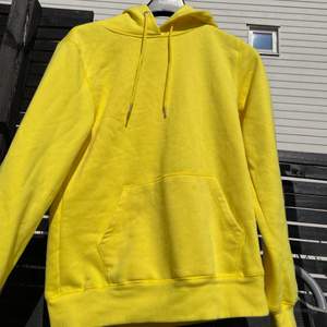 gul hoodie, några fläckar som går bort i tvätten 💕 köparen står för frakten