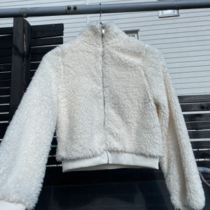 fluffig kofta - en vit fluffig kofta, knappt använd 💕 köparen står för frakten