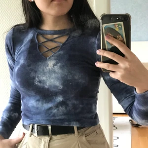 Hollister tröja XS tie dye - SUPERSÖT hollister ströja som är tie dyed!! Köpte den för ett antal år sedan men har bara använt den några få gånger (~4), därför tycker jag att den förtjänar ett bättre hem!🪴