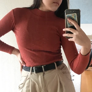 Ginatricot brun röd tröja  - Super fin tröja från Ginatricot som är i fint skick, passar verkligen till allt!! 