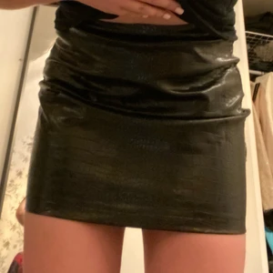 skinnkjol - oanvänd skinnkjol, stlrlek 38. fint skick.