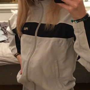 Fila vintagejacka strlk S - Jätte söt jacka till sommaren, tyvärr bara legat i garderoben sen jag köpte den på en loppis.         Den är liten i passformen, jag är ca 160cm så jag tror inte du kan vara mycket längre tyvärr då ärmarna kanske blir för korta. 