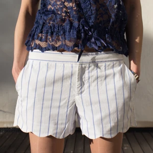 Blå vita randiga shorts ClubMonaco M - Som nya! Finns många mer bilder och mått.