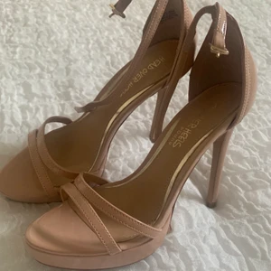 Nudefärgade klackskor - Fina klackskor i skinnimitation. Använda en gång. Storlek 37. 