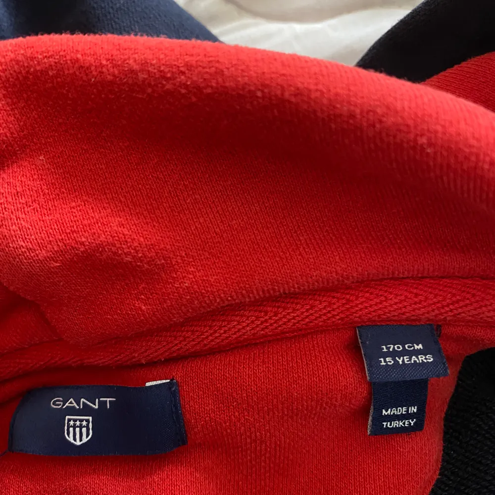 Jag säljer en mörk blå GANT hoodie med ett rött GANT tryck framtill. Säljer denna för 200kr + frakt.. Hoodies.