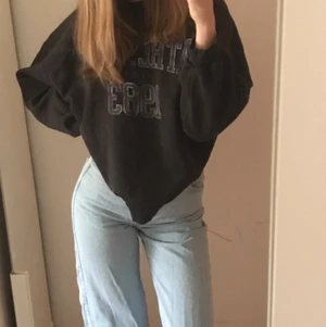 Junkyard Jeans - Wide Leg - Säljer nu mina fina jeans. Tycker om dem jättemycket för dem sitte jättefin men dem är förkorta för mig tyvärr, är lång. Dem är i storlek 26 och originalpriset är 499kr. Skulle säga att dem passar en s eller xs. Har bara använt dem ca 3 gånger. Ansvarar inte för postens krångel. Frakt tillkommer❤️ Kolla gärna min profil har mycket fint ute