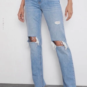 Slutsålda Zara jeans - Jag säljer nu de populära slutsålda zara jeansen då de tyvärr blivit för små. De är i storlek 36 och är som nya förutom ens hålet som blivit lite större. Köparen står för frakten! Skriv för mer bilder. 