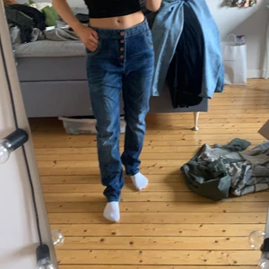 Jeans  - Säljer dessa snygga jeans i st 40. Säljer då de är för stora i midjan. Säljer för 200kr + 60kr. 💞