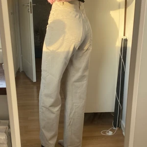 Raka jeans - Raka, högmidjade jeans från Gina Tricot sparsamt använda och säljer pga att jag tycker att de är för stora. De är strl 36 men skulle säga att de snarare passar en strl 38:)