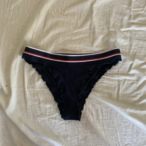 Marinblå bikini underdel  - Oanvänd bikini underdel från hm, frakten ingår i priset😊