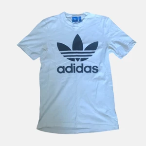 Adidas t-shirt  - Normal size, inte använt så mycket. Condition 8/10. Frakt är 45 kr. Köp nu! 😊
